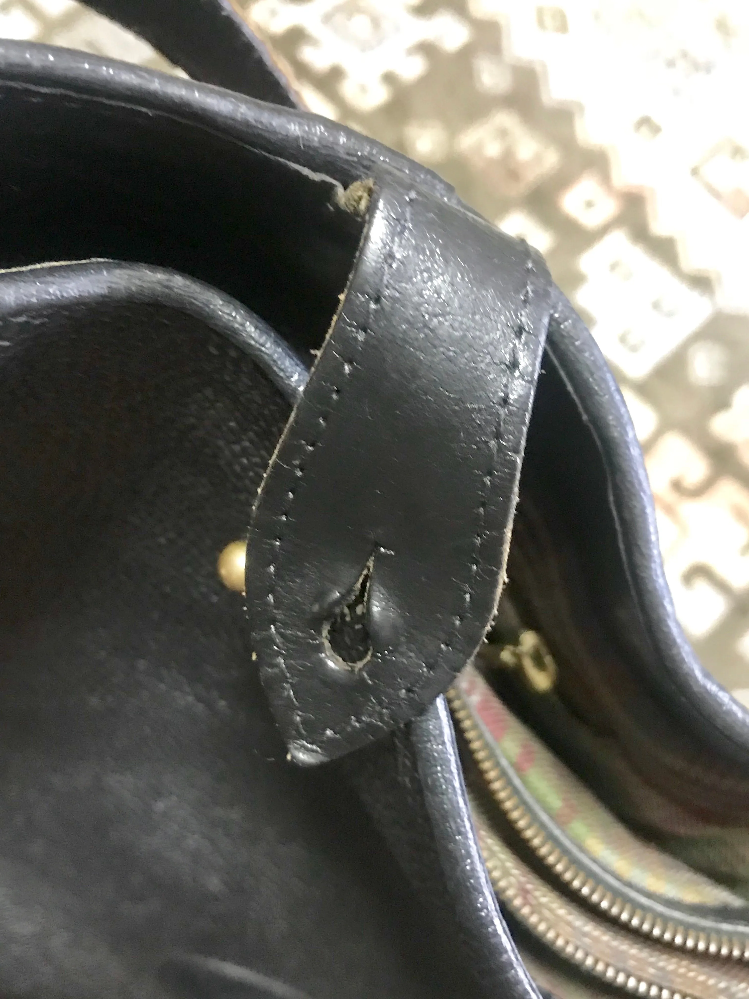 Vintage Mulberry hobo bucket black scotchgrain hobo shoulder bag with leather strap. Unisex use for daily use.